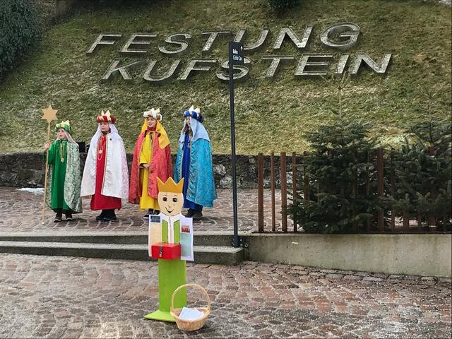 Auf den ersten Blick ist zu erkennen, wo diese Sternsinger unterwegs sind: Kufstein freut sich über die bunten Besuche. | Foto: RB/Jungschar