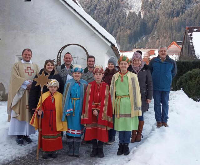 Pfarrer Ciprian Sascau mit zwei Gruppen der SternsingerInnen in der Pfarre Niederwölz. | Foto: Pfarre Niederwölz