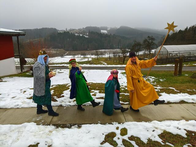 Edelsbach: Heuer haben sich besonders viele Menschen gefreut, dass die Sternsinger wieder gekommen sind. Und die hatten auch ihren Spaß. | Foto: Martina Lafer