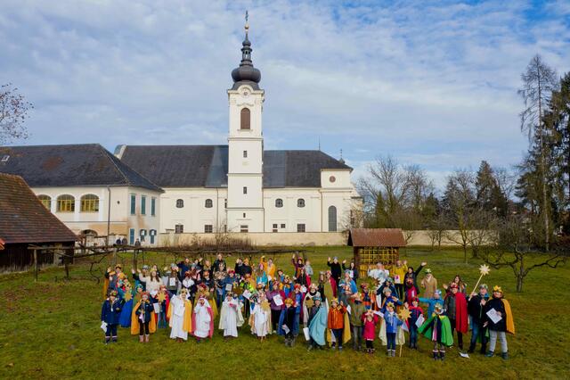 Zuerst wird gesungen, dann gezählt. Am Schluss wird Tausenden von Menschen in den Partnerländern geholfen. Allein 107 Sternsinger sangen in Mureck.  | Foto: De Monte