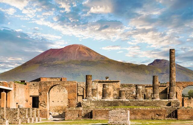 Überreste von Pompeji mit dem Vulkan Vesuv im Hintergrund