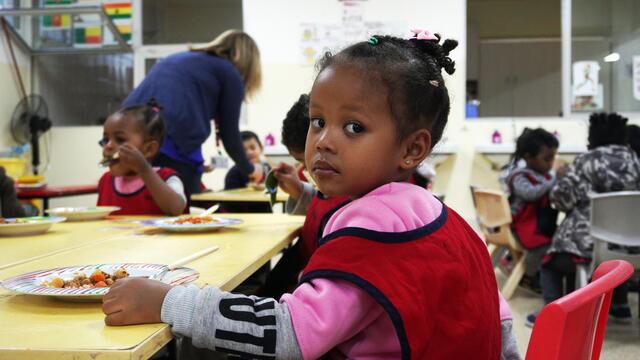 Layla liebt die Schule – sie lernt, isst und spielt in der Einrichtung der Caritas. | Foto: RB/Caritas