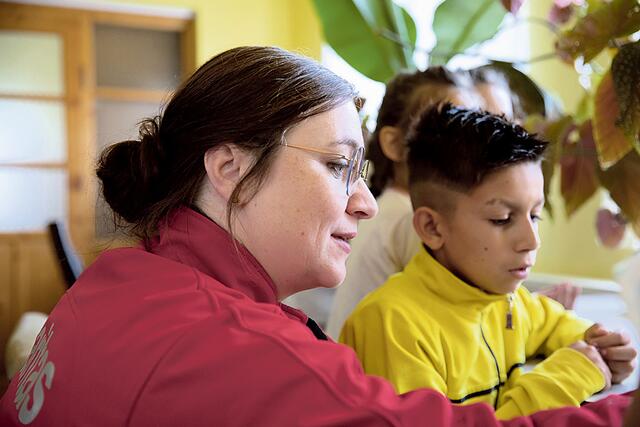 Anna Steiner bei einem Projektbesuch in Rumänien | Foto: Caritas
