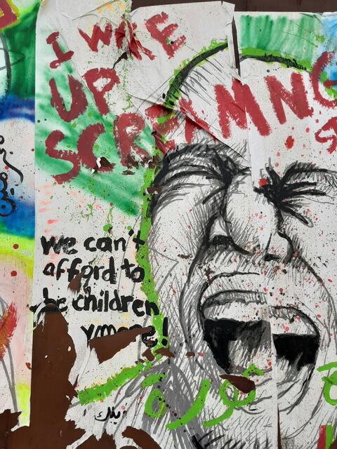 Schrei der Verzweiflung: Die Wut über den Zustand des Landes dargestellt mittels Graffiti an einer Beiruter Hauswand. | Foto: RB/Caritas