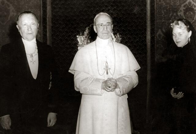 Neu zugängliche Archiv-Dokumente beleuchten die Rolle von Papst Pius XII. im Zweiten Weltkrieg neu. Auch die Freundschaft zum späteren deutschen Bundeskanzler Konrad Adenauer – im Bild mit seiner Ehefrau bei einer Privataudienz 1957 – bestand schon während des Krieges.
 | Foto: KNA