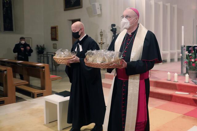 Im Gleichschritt verfolgen Superintendent Robert Jonischkeit und Diözesanbischof Ägidius J. Zsifkovics das selbe Ziel: die Einheit der Christen. | Foto: FOTOSTUDIO STEFAN MILLESICH