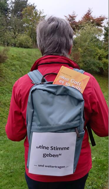 Das Buch „Weil Gott es so will“ ist immer mit im Rucksack. | Foto: PRIVAT