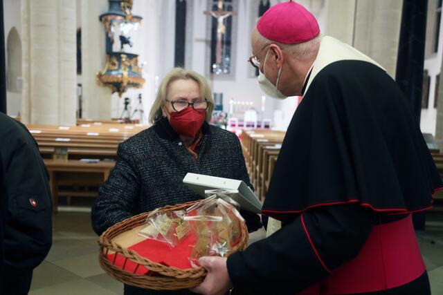 Ein Stern samt Gebet für die Einheit der Christen wurde von Bischof Zsifkovics an Superintendentialkuratorin Christa Grabenhofer überreicht. | Foto: FOTOSTUDIO STEFAN MILLESICH