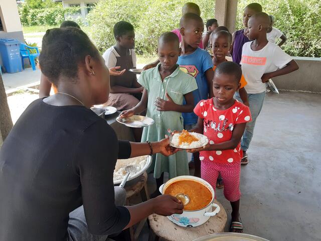 Danielle, einst als "Hexenkind" verstoßen, hilft inzwischen selbst im Kinderschutzzentrum mit.  | Foto: Don Bosco