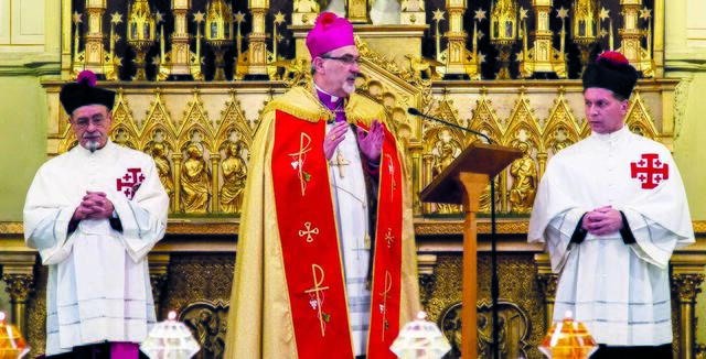 Bugnyar: „Verstehe ich als Auftrag.“ Erzbischof Pierbattista Pizzaballa (Mitte) setzte Markus Bugnyar (rechts) zusammen mit einem weiteren Ehrenkanoniker, dem italienischen Geistlichen Alfredo Pizzuto (links), kürzlich in sein neues Amt ein. | Foto: ANDREA KROGMANN