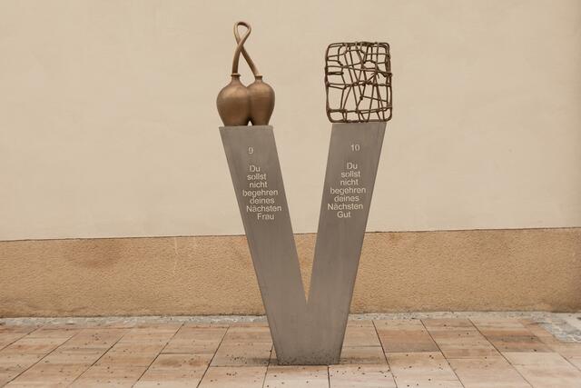 Das zehnte Gebot schützt das persönliche Eigentum. Der Künstler Werner Schimpl bildet es als „Verschnürung“ ab, die einen 
imaginären Inhalt umhüllt. | Foto: Michaela Trummer