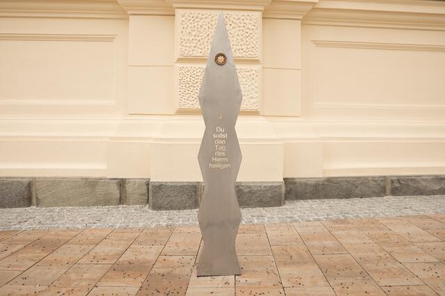 Eine Schrotmühlscheibe benutzte Hannes Fladerer für die Skulptur des 3. Gebotes. Das Werkzeug zur Herstellung von Brot erinnert auch an Kirchenfenster und den Wechsel von Arbeit und Ruhe. | Foto: Michaela Trummer