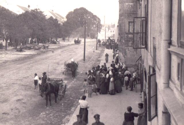 Leute aus der Umgebung kamen in Scharen, um 1921 den freigelassenen Adalbert Wolf zu begrüßen. 
 | Foto: NEUSIEDLER STADTARCHIV / NACHLASS WOLF
