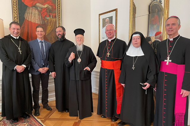 Freude bei Erzabt Korbinian Birnbacher, Dietmar Winkler (Pro Oriente), Metropolit Arsenios Kardamakis, Patriarch Bartholomaios I., Erzbischof Franz Lackner, Äbtissin em. Sr. Perpetua Hilgenberg und Weihbischof Hansjörg Hofer.�  | Foto: RB/eds