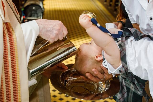 Die Taufe gliedert in die Gemeinschaft der Kirche und damit in ein gemeinsames Priestertum aller Gläubigen ein.