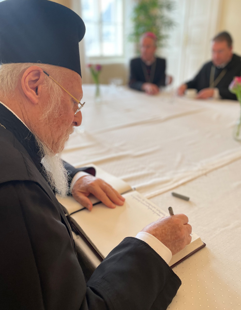 Ins Gästebuch geschrieben. | Foto: RB/eds