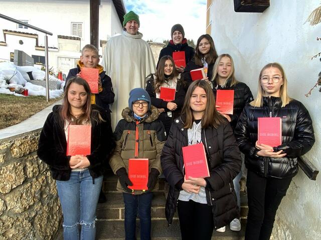 Die Firmlinge aus Köttmannsdorf mit ihrer persönlichen Bibel | Foto: Ursula Modritsch