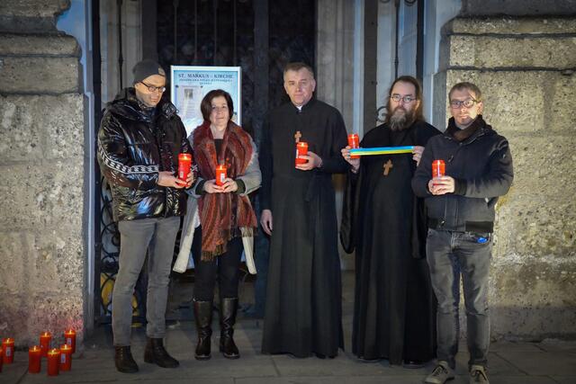 Organisierten die Mahnwache vor der Markuskirche am Salzburger Ursulinenplatz: Andreas Oshowski (Katholische Männerbewegung), Olivia Keglevic (Katholische Frauenbewegung), Pfarrer Vitaliy Mykytyn und John Reves (Ukrainisch-Griechisch-Katholischen Gemeinde) sowie Bengt Beier (Katholische Jugend). | Foto:  RB/Hiwa Naqshi 