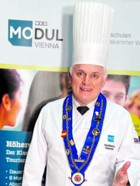 350 Liter Suppe kocht Gottfried Gansterer ehrenamtlich mit seinen Schülerinnen und Schülern für die Fastenaktion der kfb.