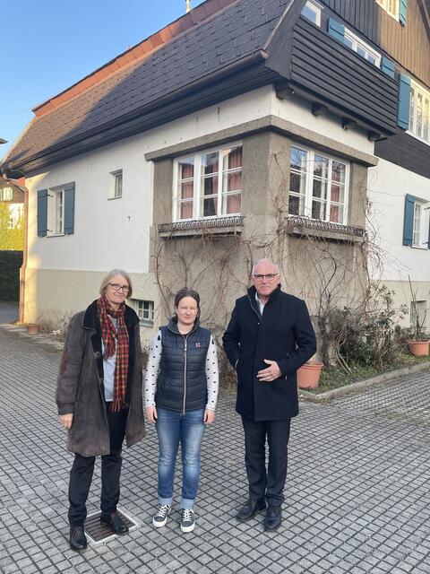 Pfarrgemeinderatsobfrau Siegrid Schmidt,
Pastoral­assistentin Sri Fackler und „Flüchtlingspfarrer“ Alois Dürlinger vor dem Pfarrhof St. Paul in der Stadt Salzburg – das Haus wird als Herberge für flüchtende Menschen aus der Ukraine vorbereitet. | Foto: RB/tom