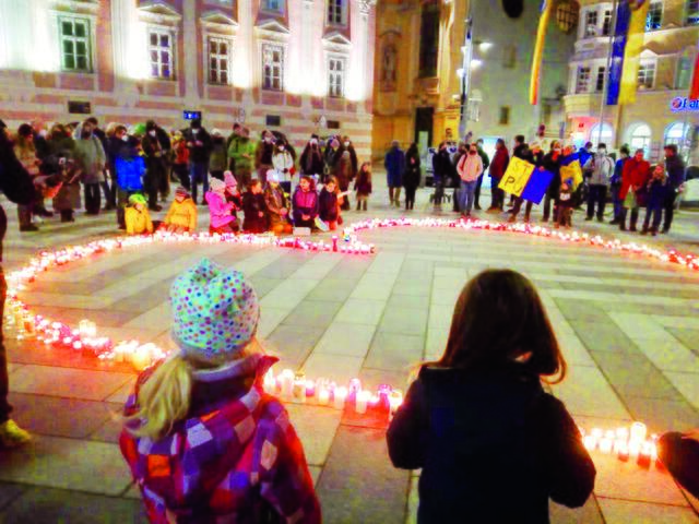St. Pöltner Rathausplatz: Ein Herz für Familien in der Ukraine. | Foto: zVg