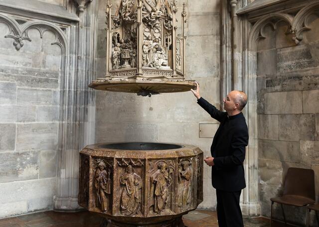 Einer der Lieblingsorte von Toni Faber im Stephansdom ist die Katharinenkapelle, wo er schon mehr als 2.000 Kinder getauft hat: „Für mich ist das hier ein Ort, an dem Himmel und Erde sich berühren. Denn genau über uns ist die Turmspitze von St. Stephan. Und hier herunter steht das fast 550 Jahre alte wunderschöne Taufbecken.“ | Foto: Lisa-Maria Trauer