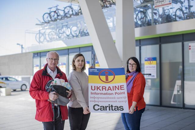 Eröffnung mit Caritas-Direktor Johannes Dines, Ansprechpartnerin Nataliia Mykytyn und Gerlinde Hörl, Caritas-Fachbereichsleiterin Migration/Chancen (v.l.). | Foto: RB/Caritas Salzburg