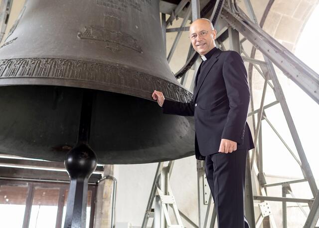 Toni Faber und die Pummerin, die größte Glocke Österreichs: „Ihr Klang ist unverkennbar, ein ganz wohlig-
klingendes ‚Bummmm, bummmm‘. Wenn man will, dass die Glocke zum Jahreswechsel um 00:00 Uhr schlägt, muss man sie exakt 27 Sekunden vorher einschalten. So lange dauert es,
bis sie in Schwung kommt und der erste Klang erklingt.“ | Foto: Lisa-Maria Trauer