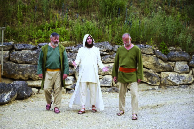 Vater und Sohn. Michael (li.) und Andreas Schalling (re.) spielen einen Emmaus-Jünger und den Messias. | Foto: PASSIONSSPIELE ST. MARGARETHE