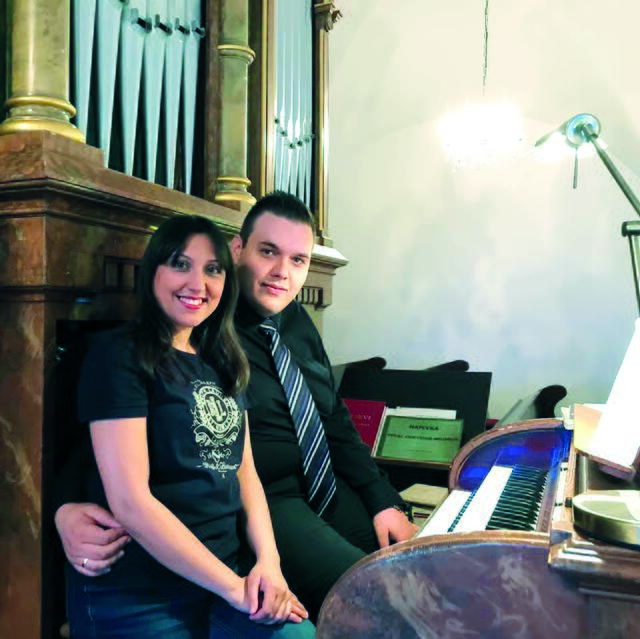 Gemeinsam mit seiner Frau Parisa, einer ausgebildeten Opernsängerin, musiziert er auch in seiner Freizeit.