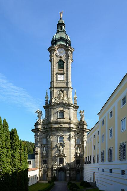 Die Uhr auf der Stiftskirche Zwettl: Der kleine Zeiger zeigt die flüchtige Minute an, der große die Stunden. | Foto: Leopold Schlager
