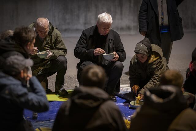 Das Essen hat das Eis gebrochen. Danach kam das Gespräch – dank Übersetzung – in Gang. | Foto: RB/Hiwa Naqshi