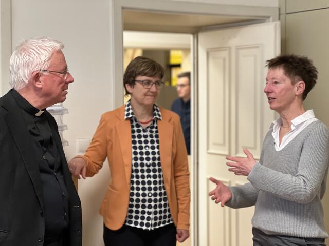 Zwischenschritt: Am Wahlabend besucht der Erzbischof die Zentrale und informiert sich bei Lucia Greiner (M.) und Klaudia Achleitner über News. | Foto: RB/mih