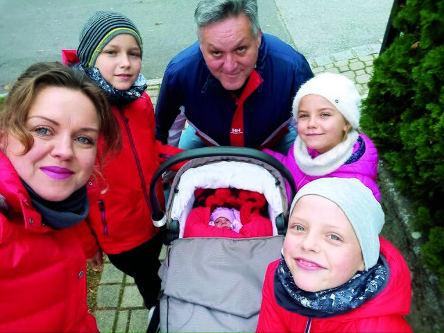 Engagiert. Lubica Lacikova mit Mann und Kindern – drei sind bereits als Ministranten aktiv.  | Foto: PRIVAT