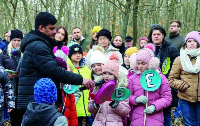 Gattendorf. Kinder aus dem Seelsorgeraum beim Kreuzweg mit Pastoralassistent Rijo Kuttuvelil anlässlich der bischöflichen Visitation.  | Foto: ANDREAS THALLER