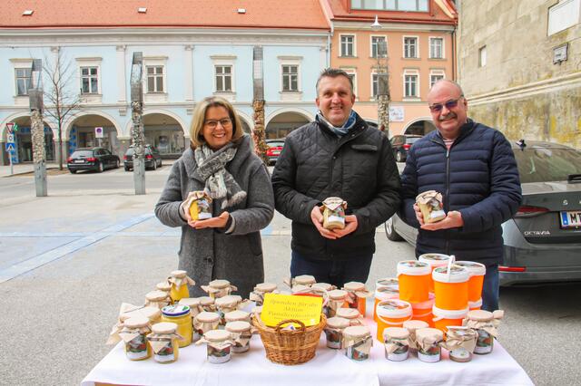 Reißenden Absatz fanden die Fastensuppen im Glas in Judenburg vom Ehepaar Ingeborg und Johannes Rumpf. | Foto: Gertrude Oblak