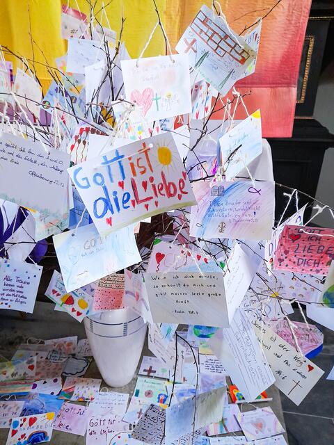 Einen Fastenstrauch mit Bibelversen und persönlichen Bitten gestalteten Schüler der VS und MS Obdach zum Mitnehmen für die Kirchenbesucher. | Foto: Anna Maria Koini