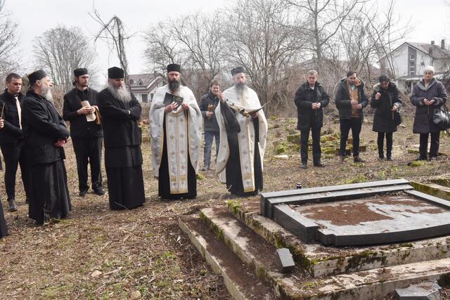 Totengedenken auf einem verwüsteten serbischen Friedhof im Kosovo.
 | Foto: Wolfgang Zarl