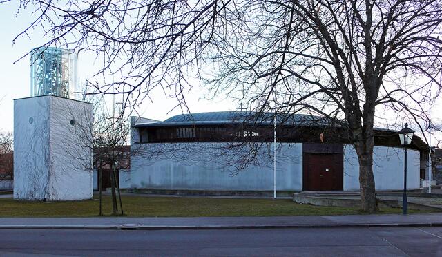 Leesdorfer Pfarrkirche und Seelsorgezentrum hl. Josef, links der Glockenturm, Baden, Niederösterreich. | Foto: Andreas Stiasny (talk) - Eigenes Werk  