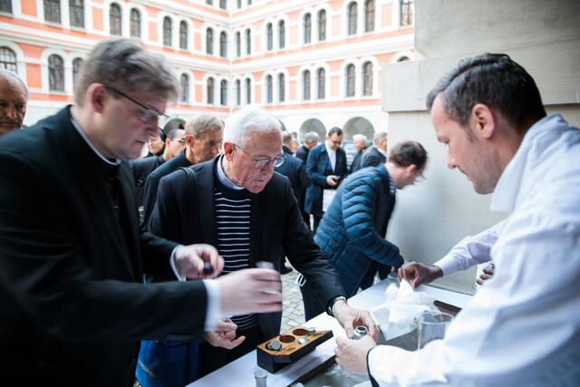 Mit in die Pfarren werden die heiligen Öle genommen, hier (v. l.) von Provisor Peter Praßl (Fischbach) und Pfarrer Peter Rosenberger (Ilz, Ottendorf, Hainersdorf, Großwilfersdorf). | Foto: Neuhold