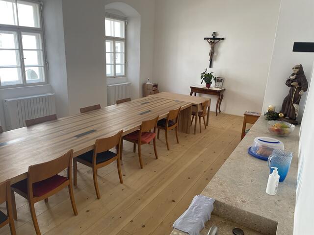 Kleinerer Speisesaal für die zwölf Klosterbrüder. Aktuell sind an die 50 Brüder aus der ganzen Franziskanerprovinz zu Besuch in Salzburg. | Foto: RB/tom