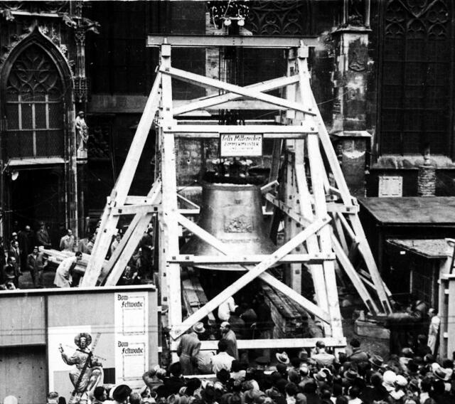 Mehr als fünf Jahre musste die Pummerin im Hof der Dombauhütte auf einem Gerüst ausharren, bevor sie im Oktober 1957 auf den Nordturm gehoben werden konnte. | Foto: Foto: Archiv der Dombauhütte/Paula Witsch
