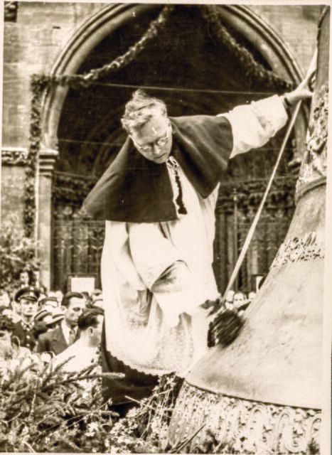 Der damalige Domvikar (und spätere Dompfarrer) Karl Hugel kletterte für die liturgische "Waschung" der Glocke auf den Tieflader. | Foto: Foto: Archiv der Dombauhütte/Paula Witsch