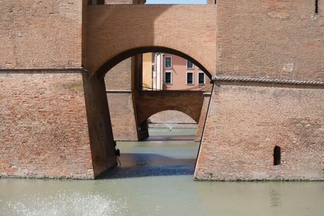 In Ferrara, einer im Mittelalter entstandenen Stadt, bezaubert die Festung (ursprünglich aus dem 17. Jh.) mit fünfeckigem Sterngrundriss und Wassergräben. 