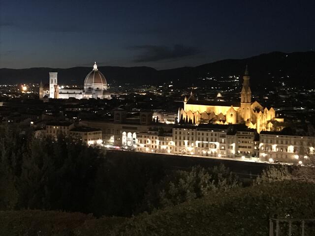 Florenz bei Nacht entzückt auch von der Piazzale Michelangelo. Die Kirche Santa Croce (rechts) und der Dom dominieren die Szene. 