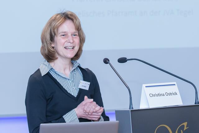Die evangelische Pfarrerin Christine Ostrick erzählte von ihrer Arbeit als Seelsorgerin in einer Haftanstalt. | Foto: Neuhold