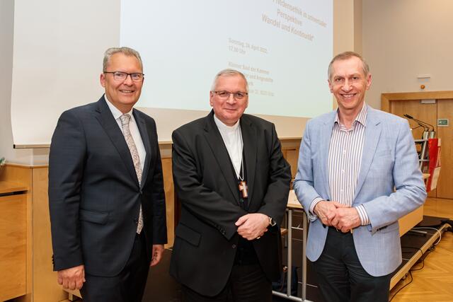  Obmann Klaus Poier (l.) und Arbeiterkammerpräsident Josef Pesserl (r.) freuten sich, Militärbischof Werner Freistetter (Mitte) als Vortragenden begrüßen zu dürfen. | Foto: Neuhold