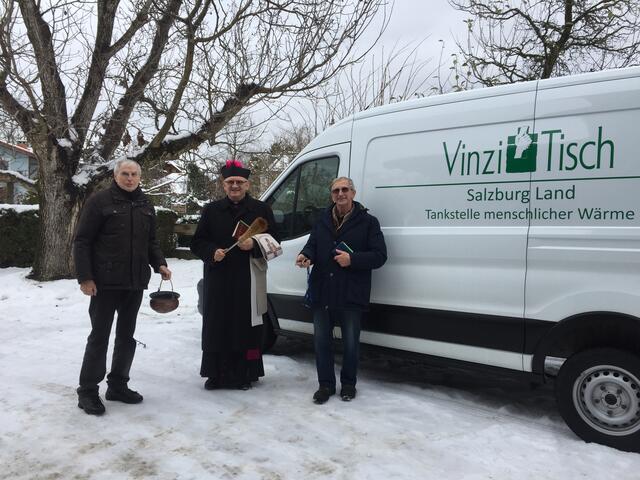Segnung des neuen Vinzi-Tisch-Fahrzeuges durch Prälat Hans Reißmeier. | Foto: RB/VinziTisch Salzburg Land
