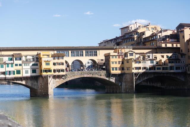 Die Ponte Vecchio in Florenz gehört zu den berühmtesten Brücken der Welt. Noch heute findet man Gold- und Silberschmieden in den überhängenden Brückenläden.