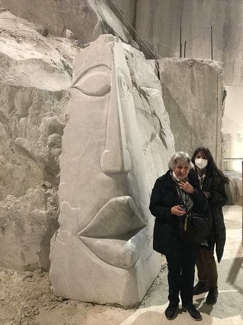 Insgesamt 200 Steinbrüche gibt es in Carrara, edle Qualitäten werden gefördert. Nach einer Einführung in die Techniken des Marmor-Abbaus begeistern die Kunstwerke.